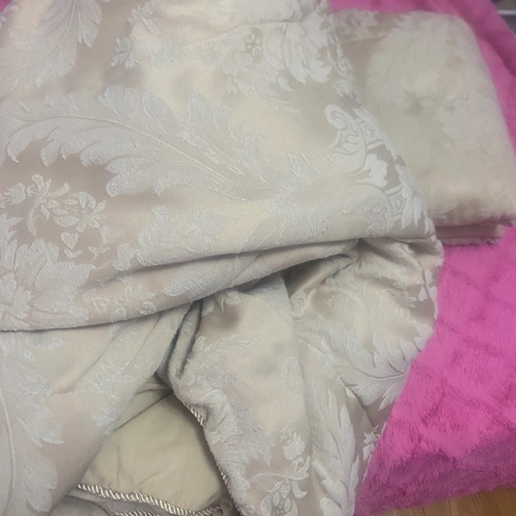 Queen size comforter with 2 pillow case - Picture 1 of 3